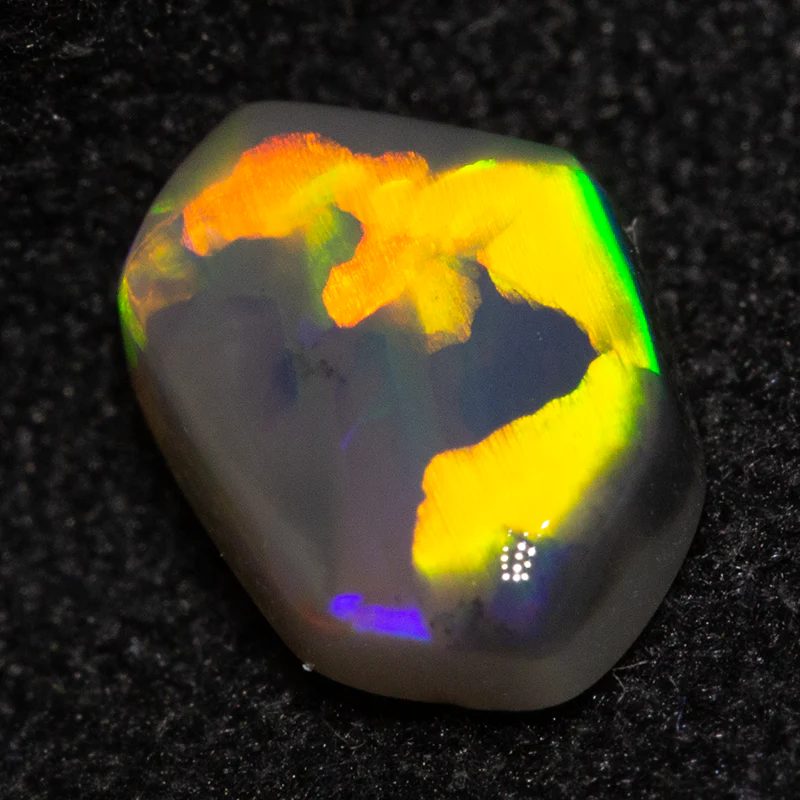 0.87 ct dark opal 8.1x5.5x2.8mm