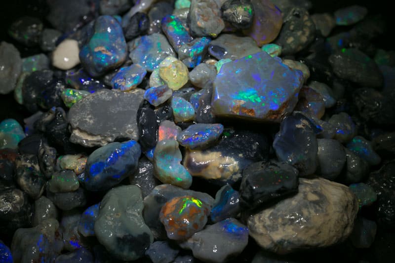 1600 carats or rough opal nobby material